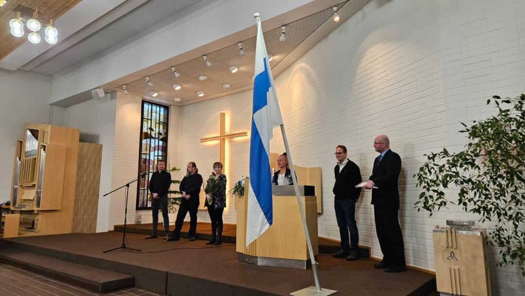 Itsenäisyyspäivän juhla 6.12.2024. Iisveden Metsä Oy:n edustajat vastaanottavat palkinnon.