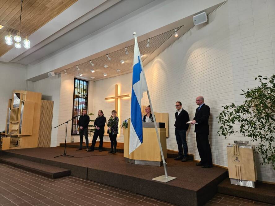 Itsenäisyyspäivän juhla 6.12.2024. Iisveden Metsä Oy:n edustajat vastaanottavat palkinnon.