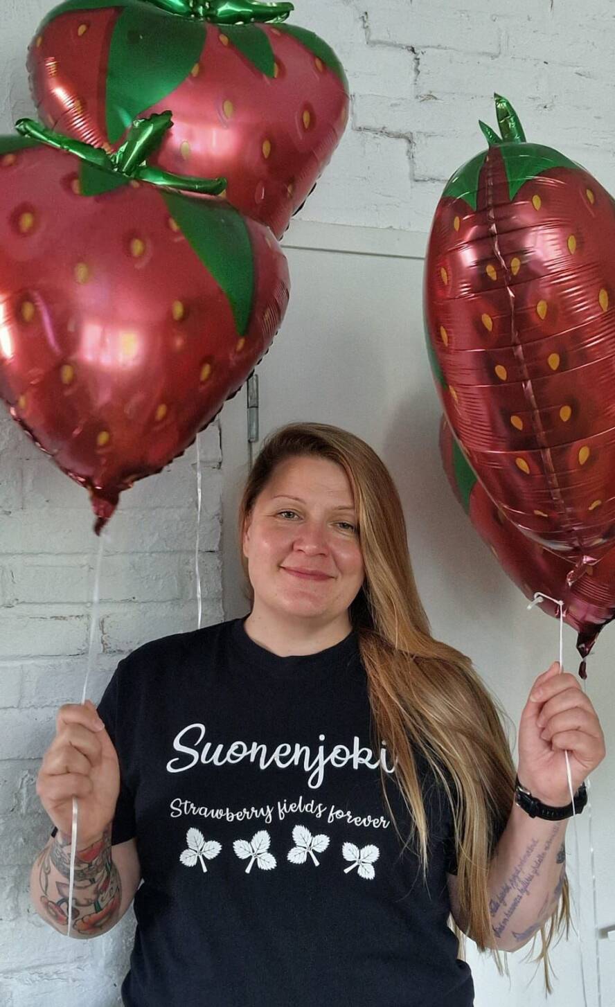 nainen mansikka ilmapallojen kanssa