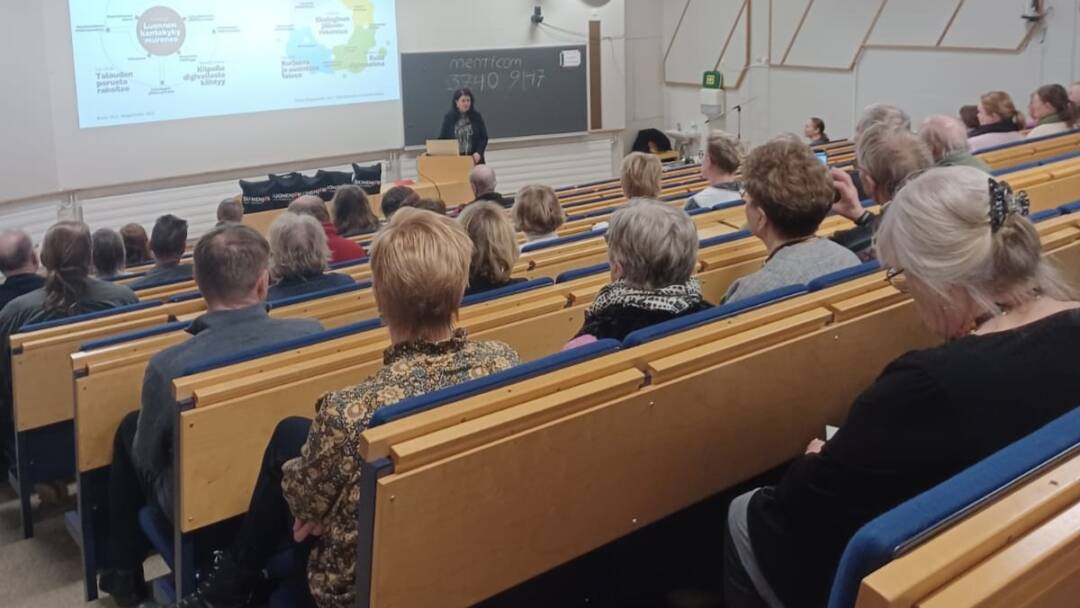 yleisötilaisuus Futurian auditoriossa puhujana Raija Rantanen