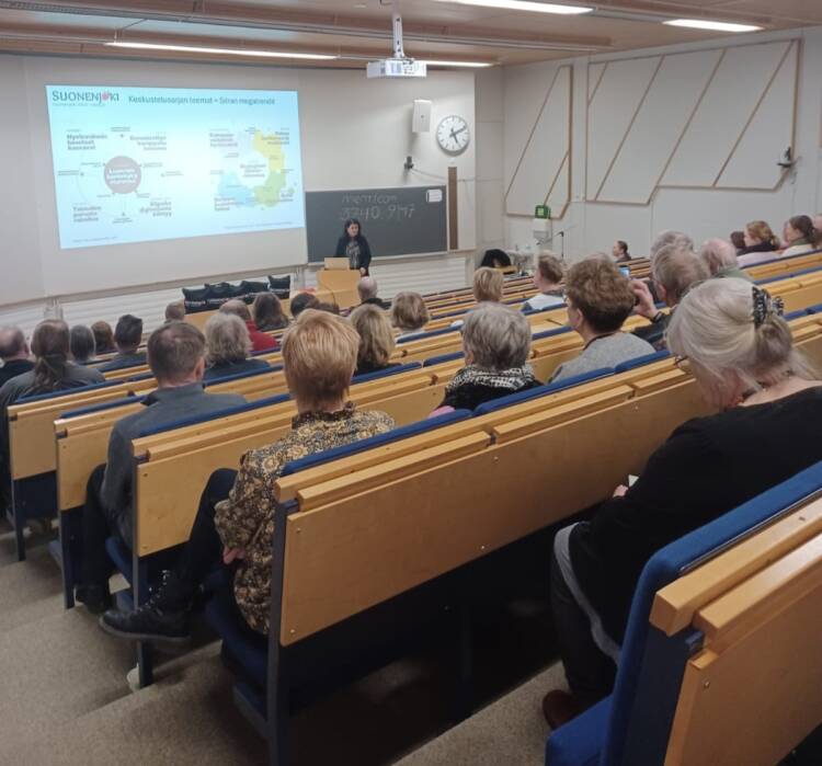 yleisötilaisuus Futurian auditoriossa puhujana Raija Rantanen