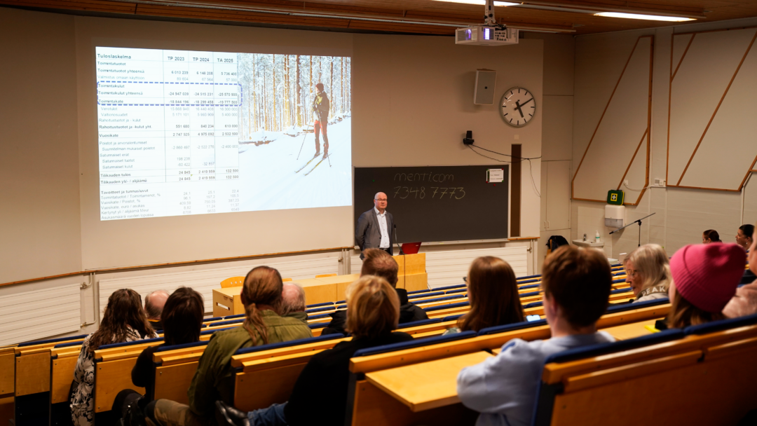 yleisötilaisuus Futurian auditoriossa