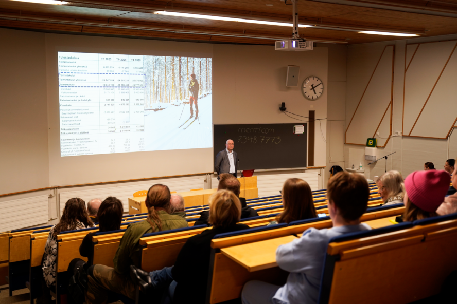 yleisötilaisuus Futurian auditoriossa