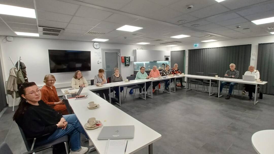 vanhus- ja vammaisneuvoston jäseniä istuu kokouksessa