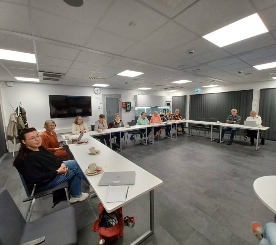 vanhus- ja vammaisneuvoston jäseniä istuu kokouksessa