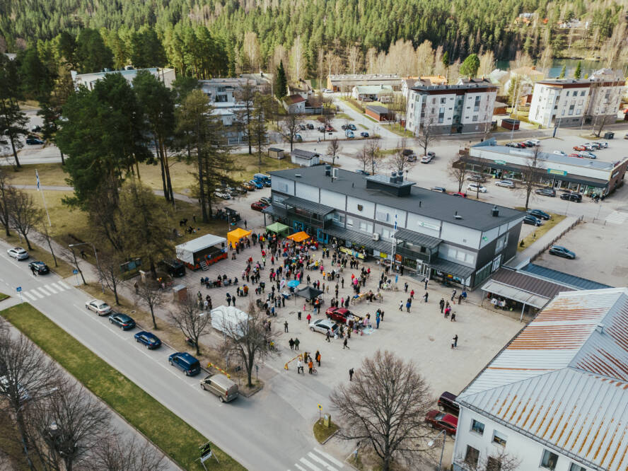 dronekuva keskustasta torista vappupäivänä 2025
