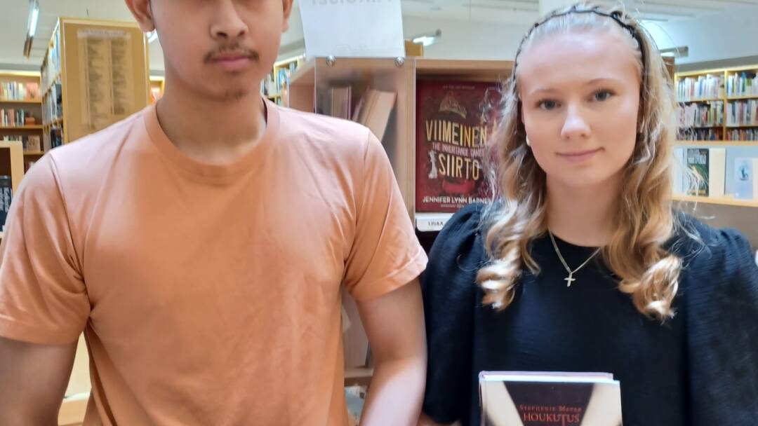 kaksi nuorta kirjat käsissään