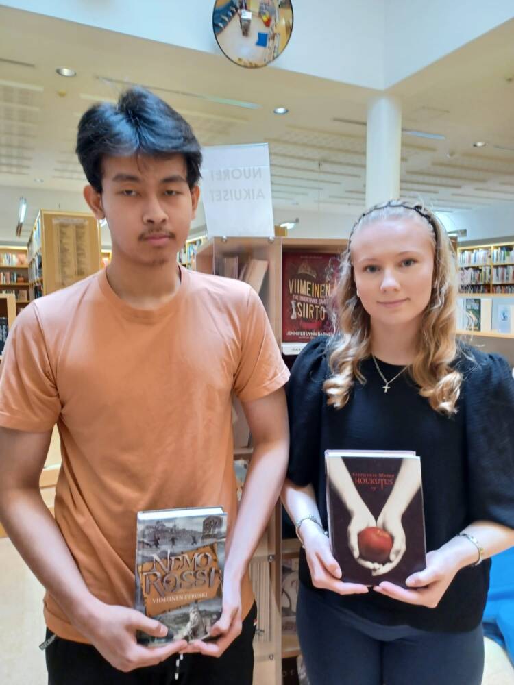 kaksi nuorta kirjat käsissään