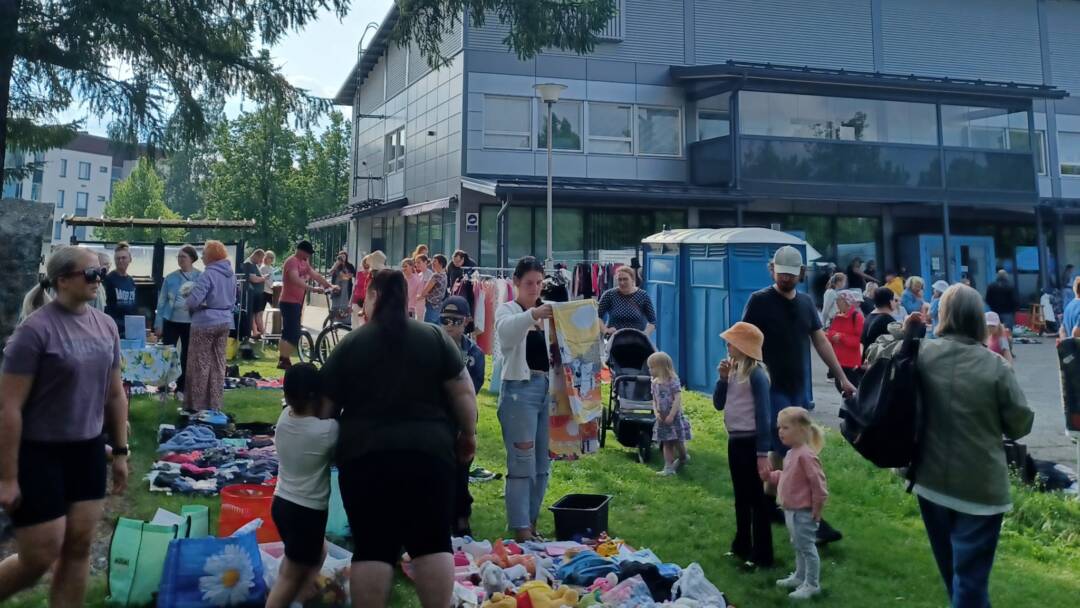 väkeä puistossa katselemassa kirpparitavaroita