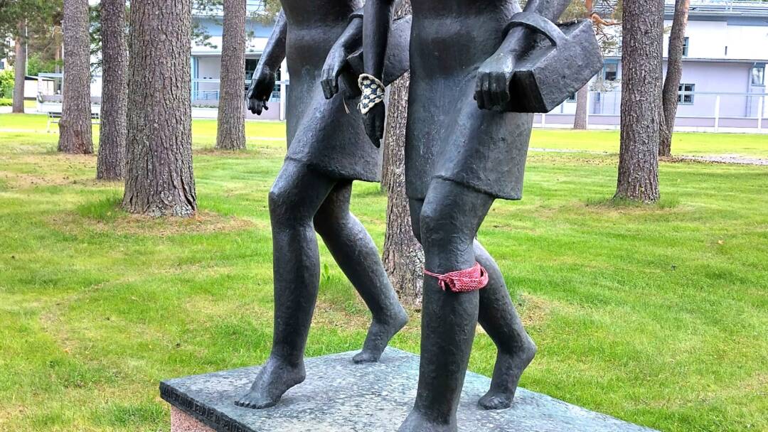 Torilla sijaitseva Mansikkatytöt patsas kuvattuna edestä päin. Patsaassa on kaksi mansikkatyttöä keräysvakat käsivarrella.