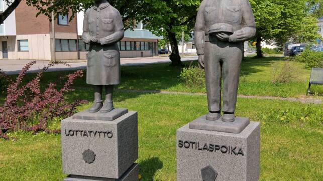 Teos muodostuu kahdesta erillisestä Lottatyttö ja Sotilaspoika patsaasta.