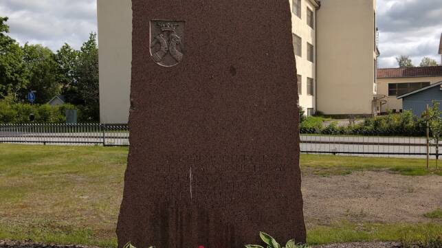 Muistomerkki kuvattuna edestä.