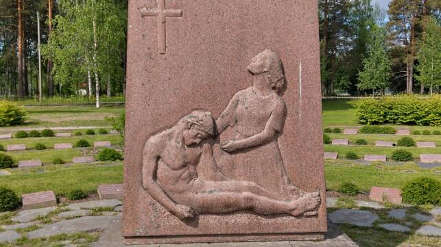Teoksen etupuoli, missä nainen on polvillaan vainajan vieressä ja katsoo ylös.