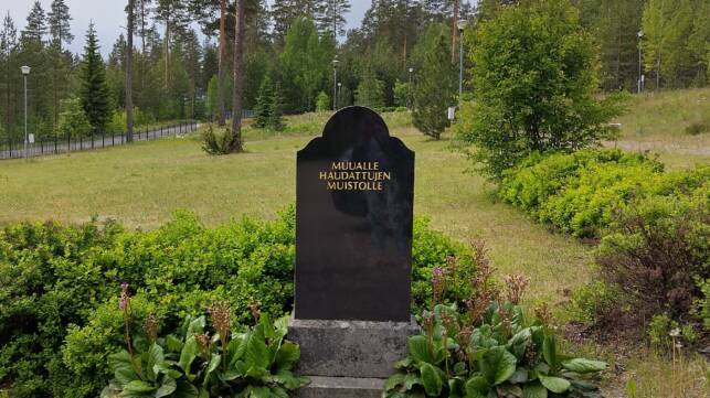 Muistomerkki Lepomäen hautausmaalla.
