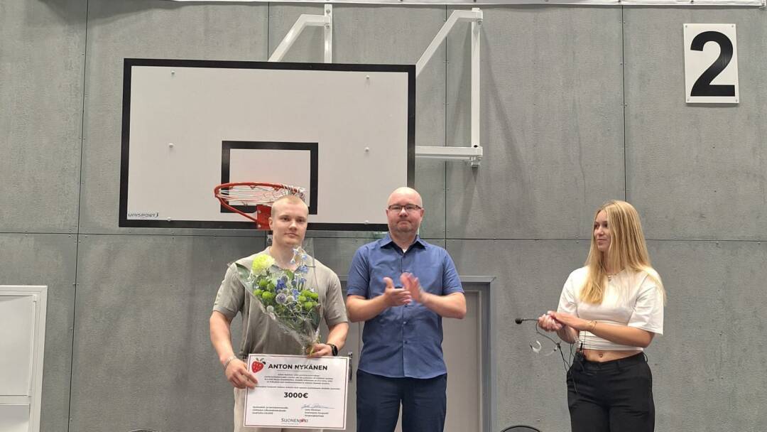 anton nykänen, juha piiroinen ja wilma hytönen lavalla hyvinvointi- ja harrastemessuilla 9.8.2025