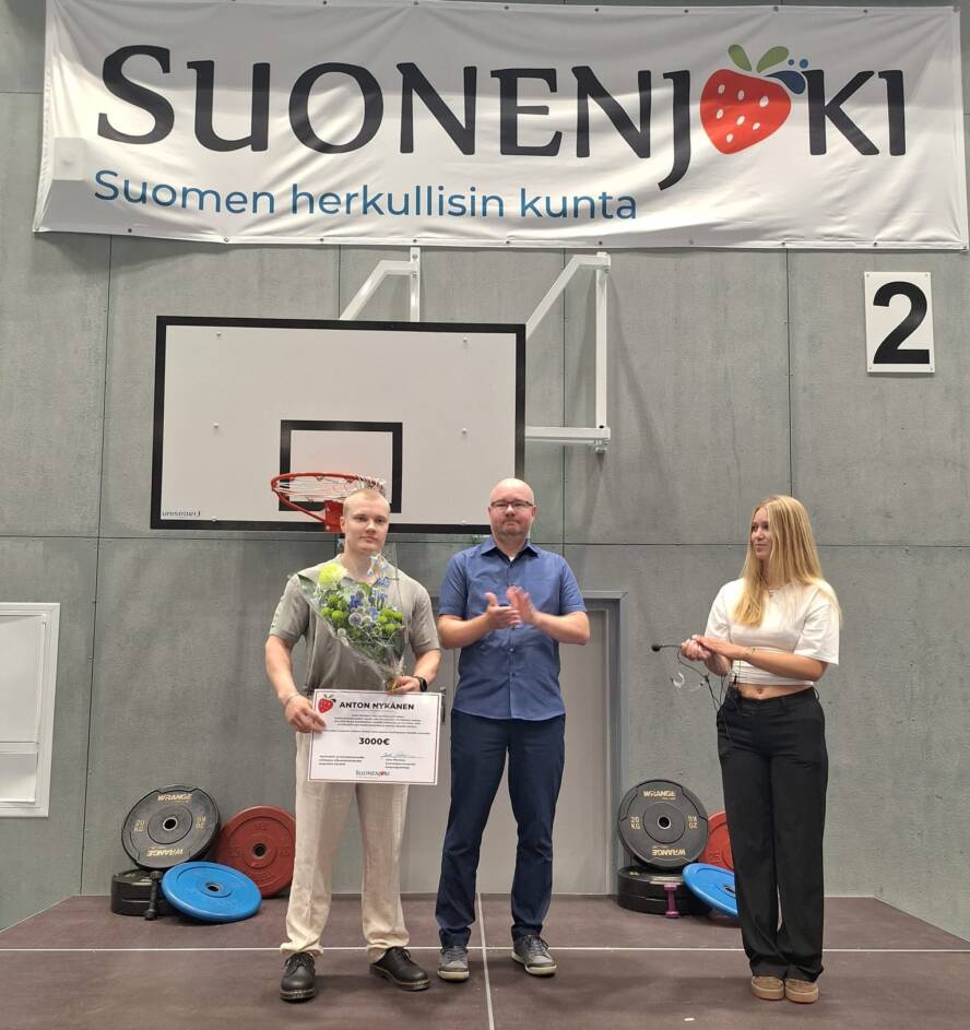 anton nykänen, juha piiroinen ja wilma hytönen lavalla hyvinvointi- ja harrastemessuilla 9.8.2025