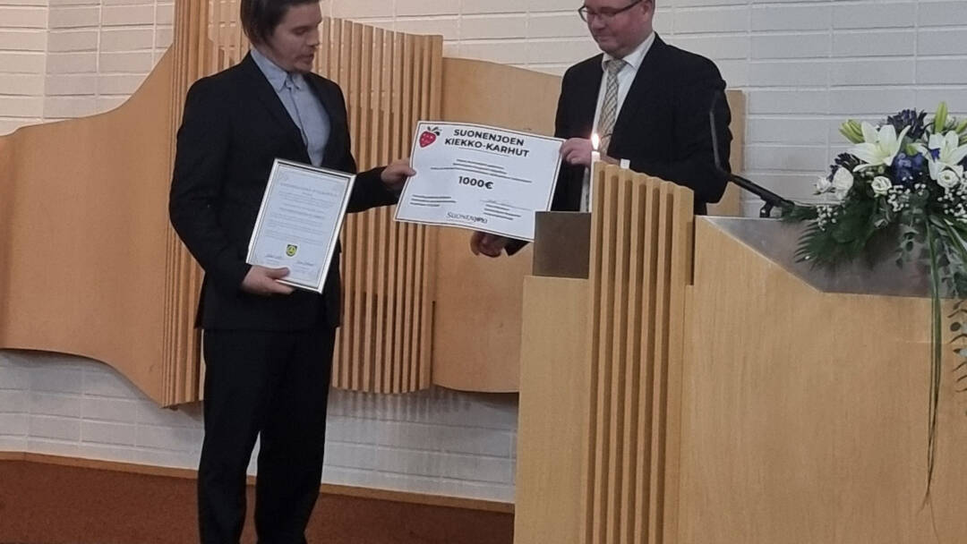 kaupunginjohtaja ojentaa suonenjoki-palkinnon kiekko-karhujen edustajalle