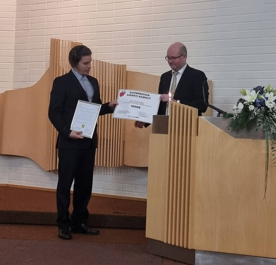kaupunginjohtaja ojentaa suonenjoki-palkinnon kiekko-karhujen edustajalle