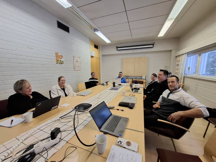 Yrittäjyyskasvatustiimi saman pöydän ääressä tammikuussa 2026