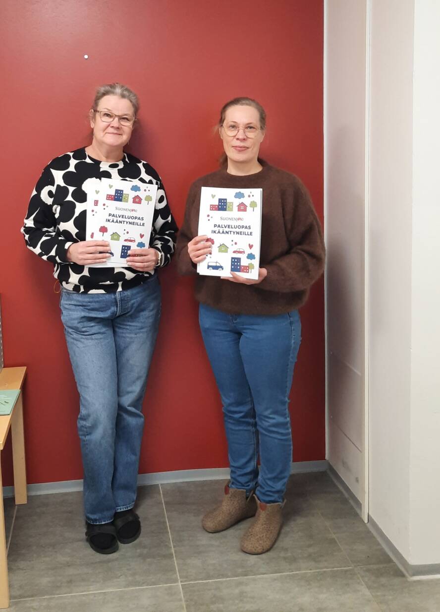 Niina Jääskeläinen ja Paula Paavilainen esittelevät uutta ikäihmisten opasta