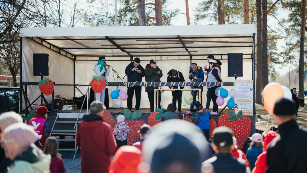 ihmisiä lavalla syömässä tippaleipiä