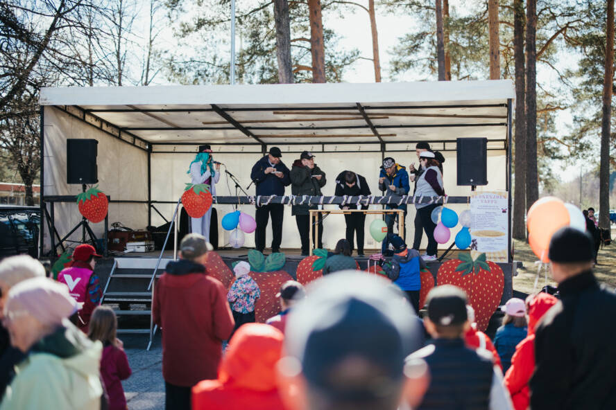 ihmisiä lavalla syömässä tippaleipiä