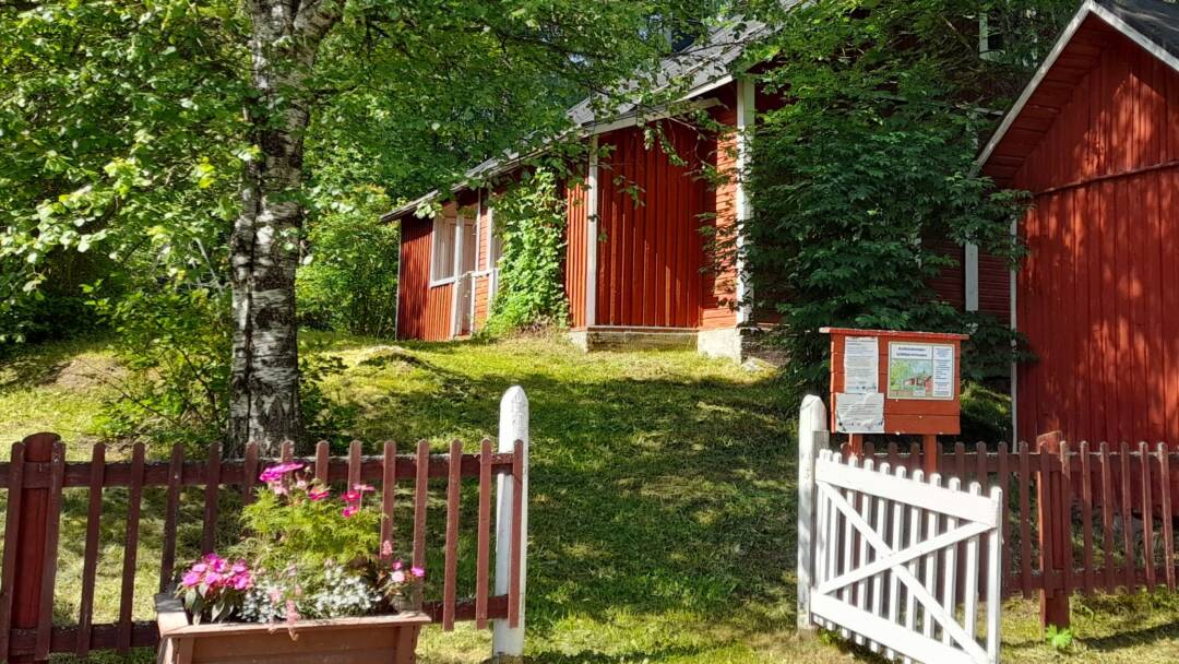 Kolikkoinmäki museo, punainen puinen rakennus