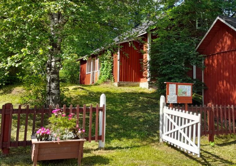 Kolikkoinmäki museo, punainen puinen rakennus