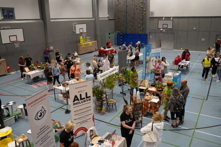 yleisöä messuilla