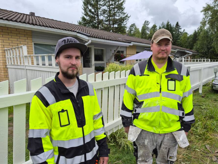 kaksi nuorta miestä työvermeet päällä