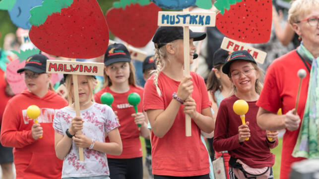 lapsia mansikkakarnevaalin kulkueessa